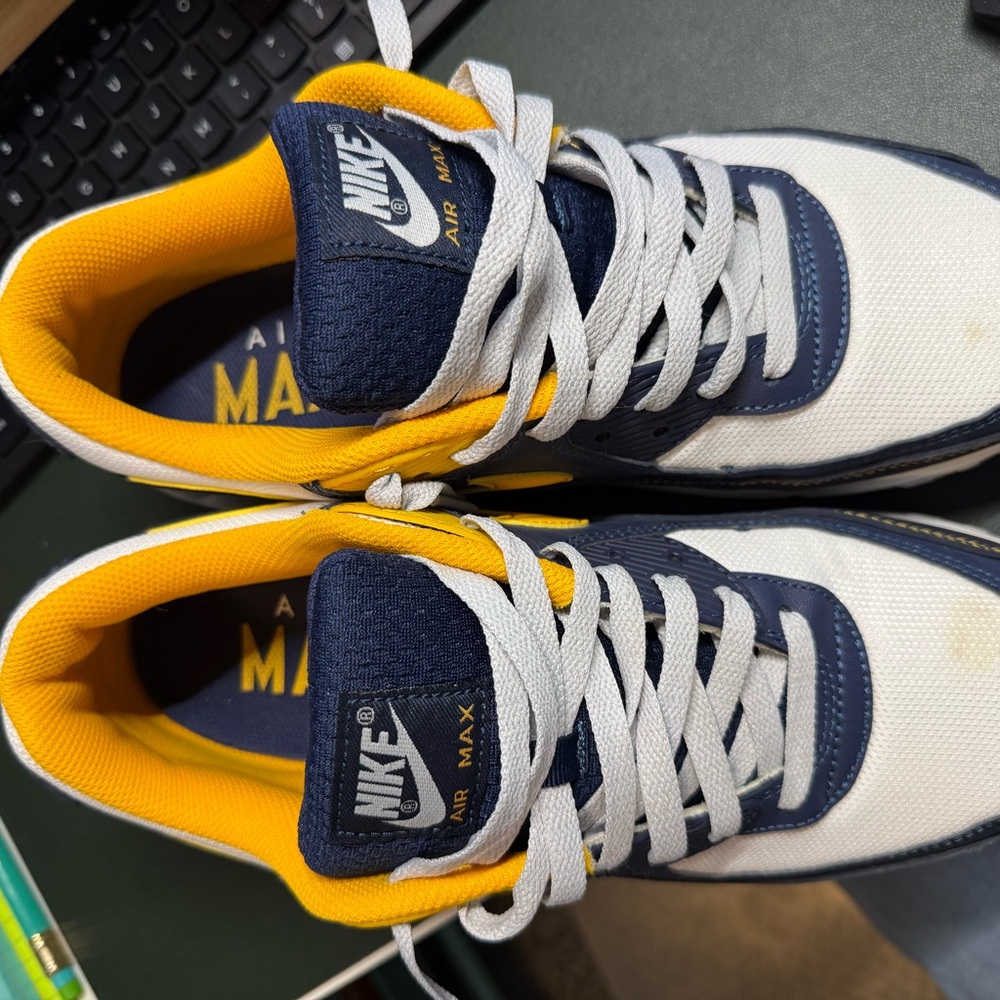 Nike Air Max in Navy and Gold - Picture 4 of 7